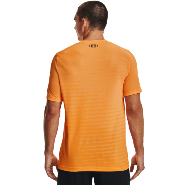 Moška športna majica UNDER ARMOUR SEAMLESS FADE SS 1361133-857 v oranžni barvi - zasnovana za udobje med vadbo z mrežastimi plasti za zračnost. Udobna konstrukcija z manj šivi omogoča svobodno gibanje. Idealna izbira za aktivne moške.