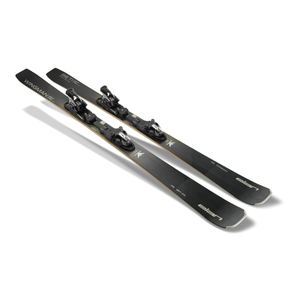 Smuči Elan Wingman 86 Black Edition (25/26) združujejo karbonsko in titanalno moč za vrhunsko stabilnost, odzivnost in natančnost. Ustvarjene za zahtevne smučarje, ki želijo popolno zmogljivost in prestižen videz.