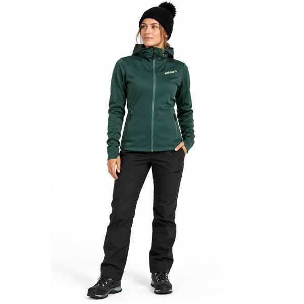 Ženska športna jopica ELAN DEMO W 2L FLEECE JACKET je izdelana iz toplega in elastičnega materiala Powerfleece s sestavo 95 % poliester in 5 % elastan. Opremljena je z dvema stranskima žepoma in funkcionalnima odprtinama za palca na rokavih. Primerna je za smučanje, pohodništvo, sprehode, prosti čas in uporabo kot srednji izolacijski sloj pod smučarsko jakno.