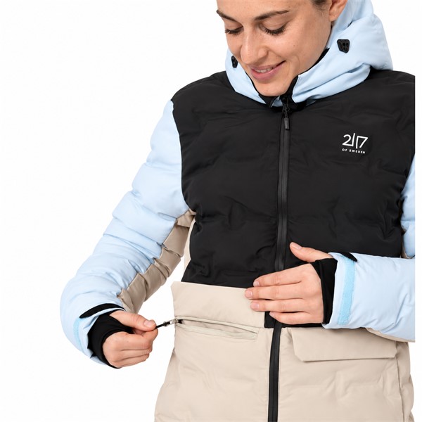 Ženska smučarska jakna 2117 MALA ICE BLUE v elegantni črno-bež-svetlo modri kombinaciji. Petplastna konstrukcija iz 100 % recikliranega poliestra in membrana Tritech zagotavljata vodni stolpec 15.000 mm in zračnost 15.000 g/m²/24 h. Izolacija ALTO Wool vsebuje 30 % volne in 70 % recikliranega poliestra. Jakna ima toplotno oblikovano brezšivno zasnovo, vodoodbojne lastnosti, vodoodporne zadrge, nastavljivo kapuco, odstranljivo snežno manšeto in praktične žepe.