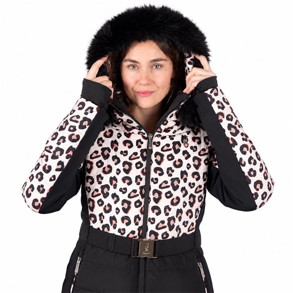 Elegantna ženska smučarska jakna AULP CAPRI LEOPARD z atraktivnim leopardjim vzorcem in poudarjenim pasom. Zunanji material zagotavlja nepremočljivost in zračnost 15K/15K, bogata sintetična izolacija do 300 g pa poskrbi za prijetno toploto. Jakna ima raztegljive softshell vstavke, snemljivo kapuco z umetnim krznom, snežno manšeto, notranje Lycra manšete in praktične žepe.