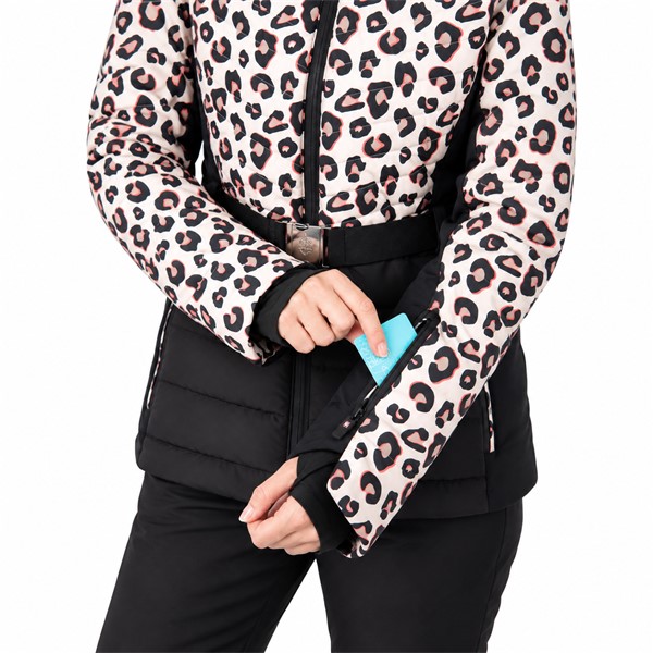 Elegantna ženska smučarska jakna AULP CAPRI LEOPARD z atraktivnim leopardjim vzorcem in poudarjenim pasom. Zunanji material zagotavlja nepremočljivost in zračnost 15K/15K, bogata sintetična izolacija do 300 g pa poskrbi za prijetno toploto. Jakna ima raztegljive softshell vstavke, snemljivo kapuco z umetnim krznom, snežno manšeto, notranje Lycra manšete in praktične žepe.