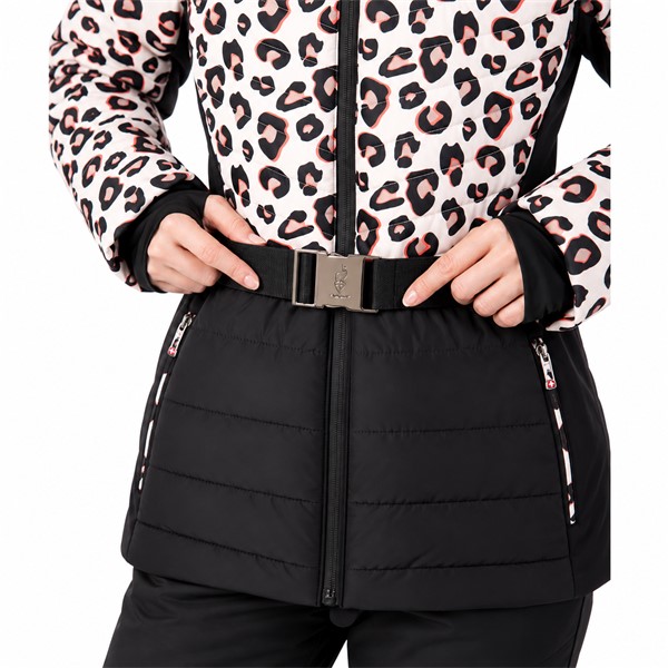 Elegantna ženska smučarska jakna AULP CAPRI LEOPARD z atraktivnim leopardjim vzorcem in poudarjenim pasom. Zunanji material zagotavlja nepremočljivost in zračnost 15K/15K, bogata sintetična izolacija do 300 g pa poskrbi za prijetno toploto. Jakna ima raztegljive softshell vstavke, snemljivo kapuco z umetnim krznom, snežno manšeto, notranje Lycra manšete in praktične žepe.
