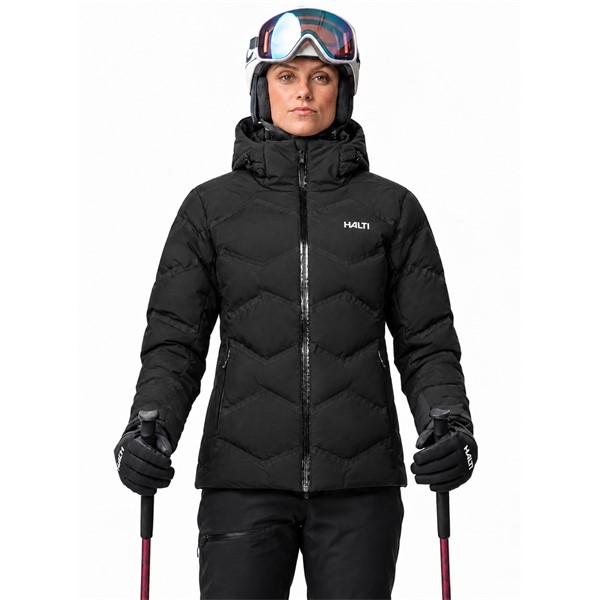 Ženska smučarska puhovka HALTI Nordic Arcty II Black v elegantni črni barvi P99 Black. Napredna brezšivno varjena izolacijska konstrukcija Microtherm Arcty, sintetična izolacija Microtherm Thermofill iz 100 % recikliranega poliestra in vodoodporen material X-Welded zagotavljajo učinkovito zaščito pred mrazom in vlago. Jakna ima vodni stolpec 15.000 mm, zračnost 15.000 g/m²/24 h, fiksno nastavljivo kapuco, prezračevalne odprtine, vodoodbojno sprednjo zadrgo in notranjo snežno zaščito.