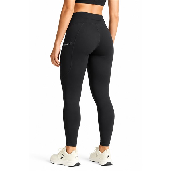 Originalne ženske funkcionalne tekaške pajkice CRAFT ADV Essence Warm Tights 3 W Black v črni barvi. Mehka in raztegljiva jersey tkanina z rahlo krtačeno notranjostjo zagotavlja prijetno toplotno udobje med intenzivnimi treningi v hladnem vremenu. Srednje visok pas z nastavljivo notranjo vrvico, dva stranska žepa in odsevni detajli zagotavljajo dodatno funkcionalnost pri jesenskem in zimskem teku.