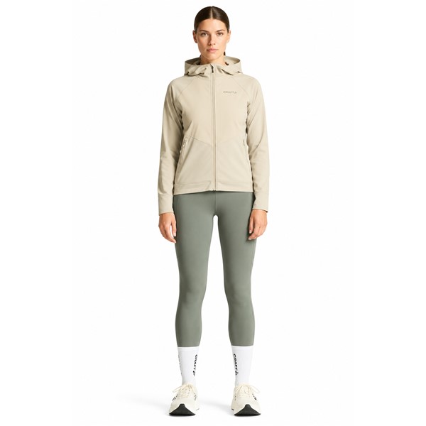 Originalne ženske funkcionalne tekaške pajkice CRAFT ADV Essence Warm Tights 3 W Leaf v zeleni barvi. Mehka in raztegljiva jersey tkanina z rahlo krtačeno notranjostjo zagotavlja prijetno toplotno udobje med intenzivnimi treningi v hladnem vremenu. Srednje visok pas z nastavljivo notranjo vrvico, dva stranska žepa in odsevni detajli zagotavljajo dodatno funkcionalnost pri jesenskem in zimskem teku.
