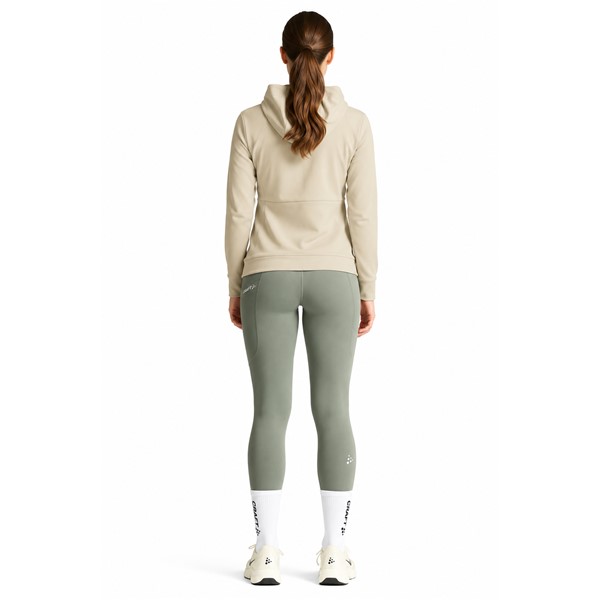 Originalne ženske funkcionalne tekaške pajkice CRAFT ADV Essence Warm Tights 3 W Leaf v zeleni barvi. Mehka in raztegljiva jersey tkanina z rahlo krtačeno notranjostjo zagotavlja prijetno toplotno udobje med intenzivnimi treningi v hladnem vremenu. Srednje visok pas z nastavljivo notranjo vrvico, dva stranska žepa in odsevni detajli zagotavljajo dodatno funkcionalnost pri jesenskem in zimskem teku.