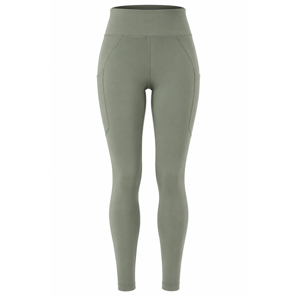 Originalne ženske funkcionalne tekaške pajkice CRAFT ADV Essence Warm Tights 3 W Leaf v zeleni barvi. Mehka in raztegljiva jersey tkanina z rahlo krtačeno notranjostjo zagotavlja prijetno toplotno udobje med intenzivnimi treningi v hladnem vremenu. Srednje visok pas z nastavljivo notranjo vrvico, dva stranska žepa in odsevni detajli zagotavljajo dodatno funkcionalnost pri jesenskem in zimskem teku.