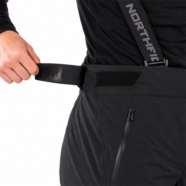 Ženske smučarske hlače NORTHFINDER PrimaLoft CASSANDRA v črni barvi z vodnim stolpcem 10.000 mm in zračnostjo 10.000 g/m²/24 h. Izolacija PrimaLoft® Eco Black, raztegljiva dvoslojna konstrukcija, predoblikovana kolena, nastavljiv pas, vodoodporne zadrge YKK® in varnostni sistem RECCO® zagotavljajo toploto, udobje in funkcionalnost med smučanjem.