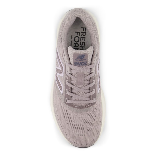 Ženske tekaške superge New Balance Evoz V4 z odzivno vmesno podlogo, lahkotno in zračno zgornjico ter udobnim podplatom za stabilen in energičen tek.