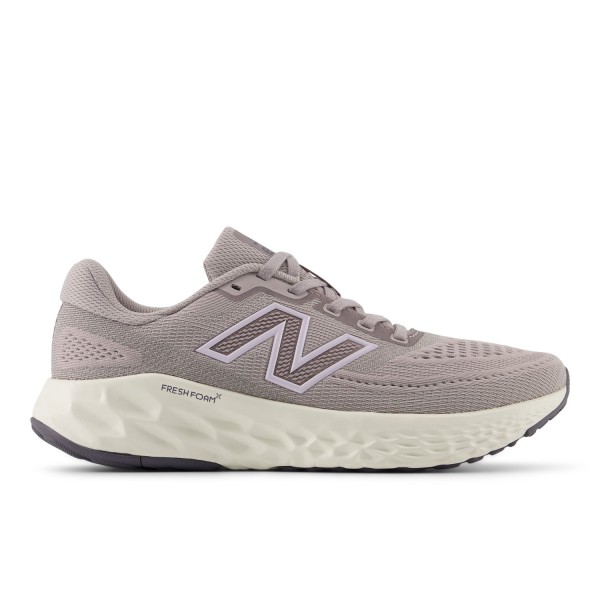 Ženske tekaške superge New Balance Evoz V4 z odzivno vmesno podlogo, lahkotno in zračno zgornjico ter udobnim podplatom za stabilen in energičen tek.