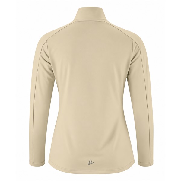 Originalni ženski funkcionalni midlayer CRAFT Core Gain Midlayer W Plaster v svetlo bež barvi. Izdelan iz 88 % recikliranega poliestra in 12 % elastana. Mehka in raztegljiva funkcionalna jersey tkanina z rahlo brušeno notranjostjo zagotavlja prijetno toplotno udobje, polovična zadrga omogoča prilagajanje zračenja, oprijet kroj Tight Fit pa udobno prileganje. Primeren za tek, pohodništvo, smučanje, treninge in vsakodnevno športno uporab
