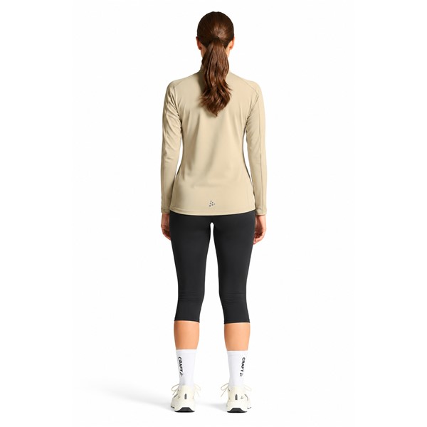 Originalni ženski funkcionalni midlayer CRAFT Core Gain Midlayer W Plaster v svetlo bež barvi. Izdelan iz 88 % recikliranega poliestra in 12 % elastana. Mehka in raztegljiva funkcionalna jersey tkanina z rahlo brušeno notranjostjo zagotavlja prijetno toplotno udobje, polovična zadrga omogoča prilagajanje zračenja, oprijet kroj Tight Fit pa udobno prileganje. Primeren za tek, pohodništvo, smučanje, treninge in vsakodnevno športno uporab