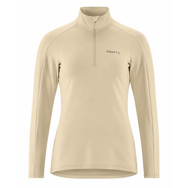 Originalni ženski funkcionalni midlayer CRAFT Core Gain Midlayer W Plaster v svetlo bež barvi. Izdelan iz 88 % recikliranega poliestra in 12 % elastana. Mehka in raztegljiva funkcionalna jersey tkanina z rahlo brušeno notranjostjo zagotavlja prijetno toplotno udobje, polovična zadrga omogoča prilagajanje zračenja, oprijet kroj Tight Fit pa udobno prileganje. Primeren za tek, pohodništvo, smučanje, treninge in vsakodnevno športno uporab
