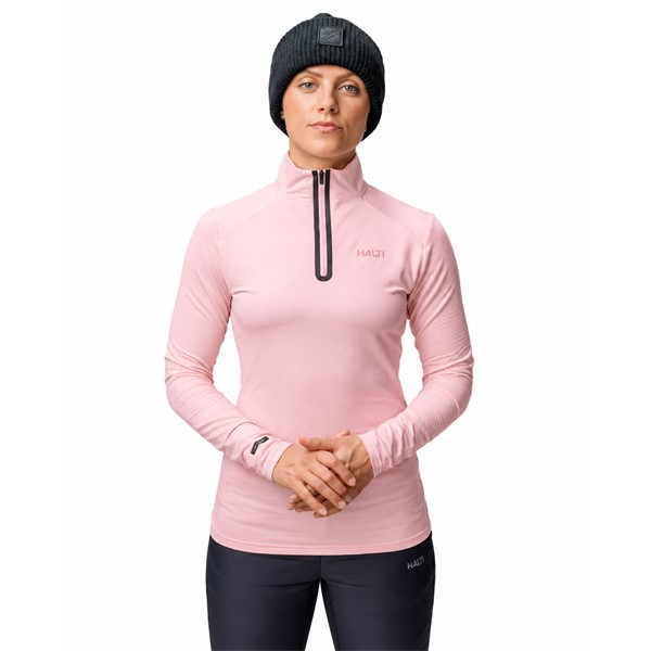 Ženski tehnični smučarski puli HALTI JAAKO VEILED PINK v elegantni nežno roza barvi. Lahek material Active Dry Sport Knit iz 94 % recikliranega poliestra in 6 % elastana, mrežasto strukturirana notranjost ter visok ovratnik zagotavljajo učinkovito odvajanje vlage, zračnost in svobodo gibanja pri smučanju, pohodništvu ter drugih športnih aktivnostih.