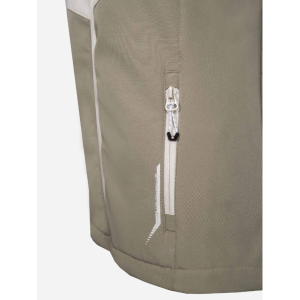 Ženska softshell jakna AULP TAMIA v kaki barvi nudi zanesljivo zaščito pred vetrom, mehko micropolar podlogo in popolno svobodo gibanja. Snemljiva kapuca, nastavljiv rob in odsevni detajli za outdoor aktivnosti v vseh razmerah.