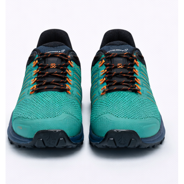 Ženske trail superge INOV8 ROCLITE G 275 z Graphene Grip podplatom in Powerflow blaženjem. Lahke, udobne in idealne za tek po suhem, mokrem ali skalnatem terenu.