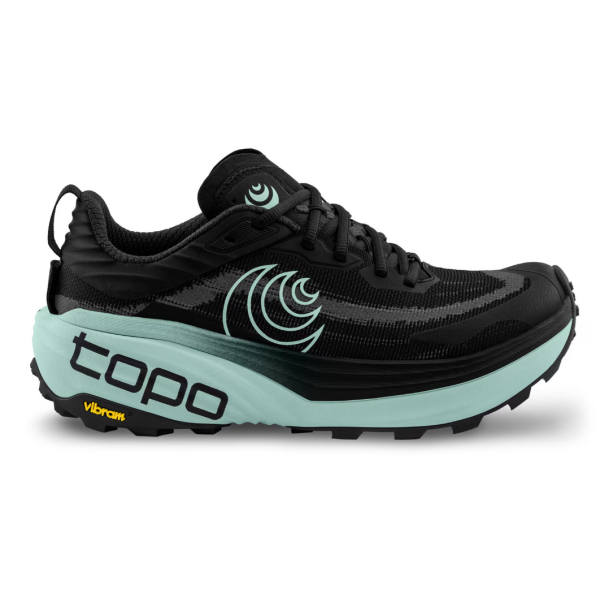 Ženske trail superge TOPO Vista z ZipFoam™ blaženjem in Vibram® Megagrip podplatom nudijo vrhunsko stabilnost, oprijem in udobje na tehničnih terenih. Idealne za dolge trail teke.
