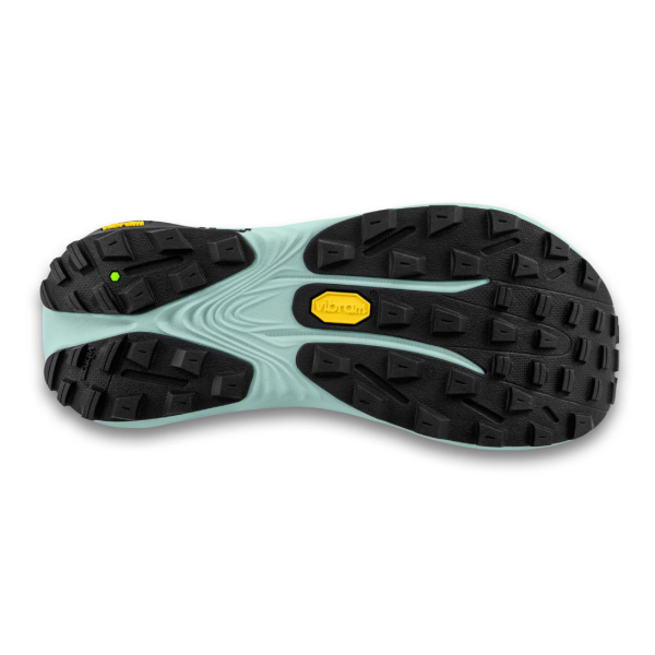 Ženske trail superge TOPO Vista z ZipFoam™ blaženjem in Vibram® Megagrip podplatom nudijo vrhunsko stabilnost, oprijem in udobje na tehničnih terenih. Idealne za dolge trail teke.