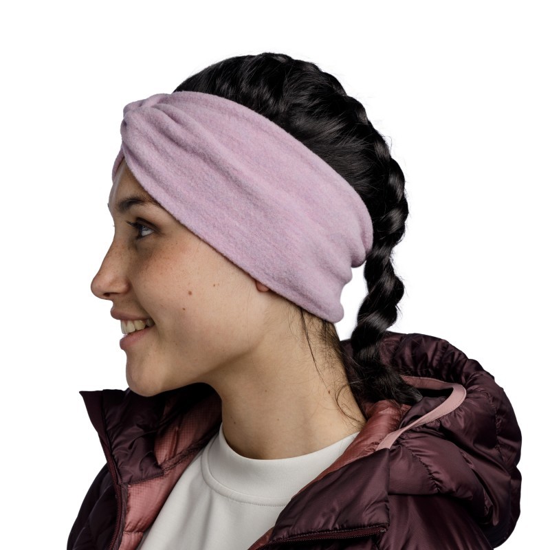 Ostanite topli z BUFF® Merino Fleece Lilac Sand trakom za glavo iz 100 % merino volne z notranjim flis slojem. Idealno za pohodništvo, tek, kolesarjenje in zimske aktivnosti na prostem. Naravna izolacija, zaščita pred mrazom in odporen na vonjave.
