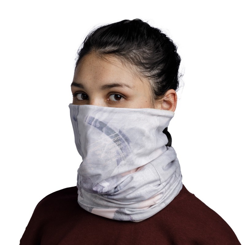 Ostanite topli in stilni z BUFF® Polar Reversible Snout Ecru, vsestransko zimsko tubo iz biorazgradljivega flisa PrimaLoft® Bio™. Idealna za tek na smučeh, smučanje, deskanje na snegu in aktivnosti na prostem.
