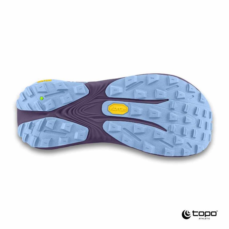 Ženske trail superge TOPO Vista Purple/Lilac, zasnovane za dolge in zahtevne ture. 38 mm/33 mm ZipFoam™ vmesni podplat zagotavlja izjemno blaženje, odzivnost in zaščito pod nogami, medtem ko rocker geometrija omogoča tekoč, udoben korak.