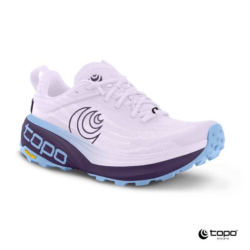 Ženske trail superge TOPO Vista Purple/Lilac, zasnovane za dolge in zahtevne ture. 38 mm/33 mm ZipFoam™ vmesni podplat zagotavlja izjemno blaženje, odzivnost in zaščito pod nogami, medtem ko rocker geometrija omogoča tekoč, udoben korak.