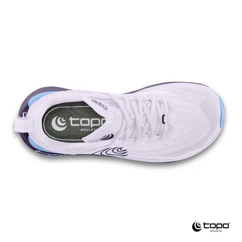 Ženske trail superge TOPO Vista Purple/Lilac, zasnovane za dolge in zahtevne ture. 38 mm/33 mm ZipFoam™ vmesni podplat zagotavlja izjemno blaženje, odzivnost in zaščito pod nogami, medtem ko rocker geometrija omogoča tekoč, udoben korak.