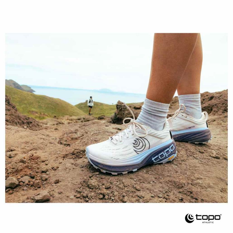 Ženske trail superge TOPO Vista Purple/Lilac, zasnovane za dolge in zahtevne ture. 38 mm/33 mm ZipFoam™ vmesni podplat zagotavlja izjemno blaženje, odzivnost in zaščito pod nogami, medtem ko rocker geometrija omogoča tekoč, udoben korak.