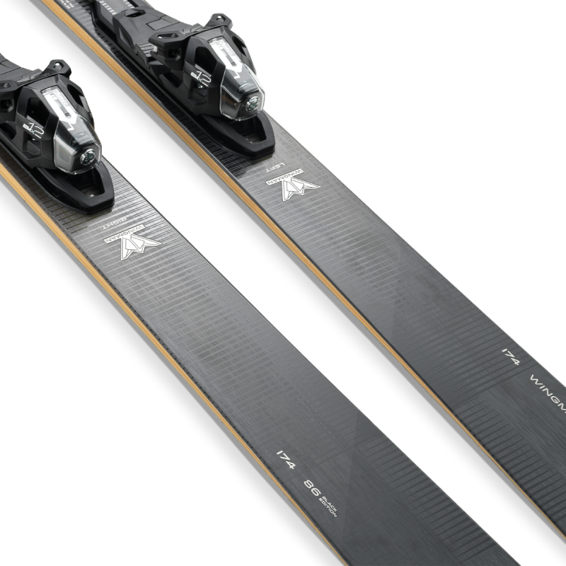 Smuči Elan Wingman 86 Black Edition (25/26) združujejo karbonsko in titanalno moč za vrhunsko stabilnost, odzivnost in natančnost. Ustvarjene za zahtevne smučarje, ki želijo popolno zmogljivost in prestižen videz.