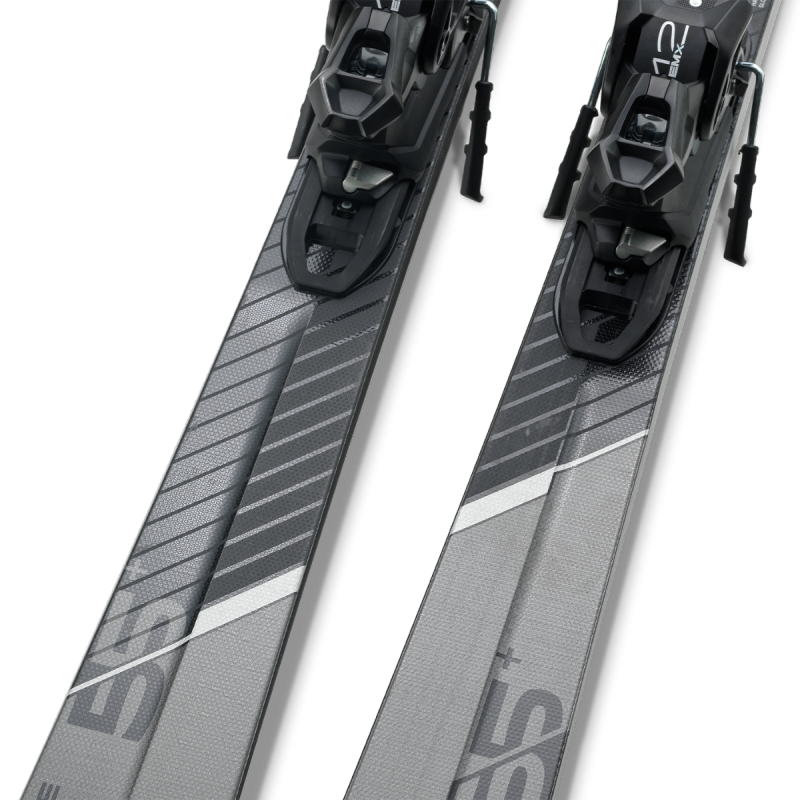 Smuči Elan Primetime 55  Black Edition (25/26) prinašajo širšo platformo, dvojno plast titanala in UD Carbon za vrhunski oprijem, moč in stabilnost. Izdelane za zahtevne smučarje, ki cenijo eleganco in zmogljivost.