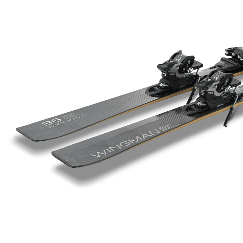 Smuči Elan Wingman 86 Black Edition (25/26) združujejo karbonsko in titanalno moč za vrhunsko stabilnost, odzivnost in natančnost. Ustvarjene za zahtevne smučarje, ki želijo popolno zmogljivost in prestižen videz.