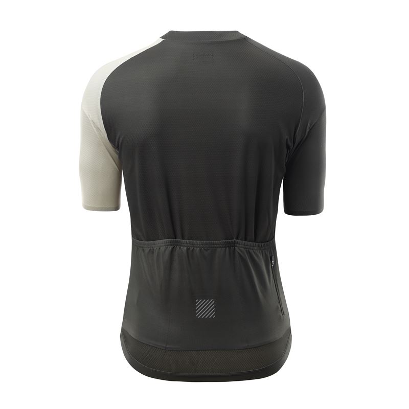 Moški kolesarski dres ELAN BIKE V2 GREY M navdušuje z modernim sivim odtenkom in čistim športnim dizajnom. Lahek, zračen in raztegljiv material omogoča odlično prileganje ter učinkovito odvajanje vlage, kar zagotavlja udobje tudi med daljšimi in intenzivnimi vožnjami.
