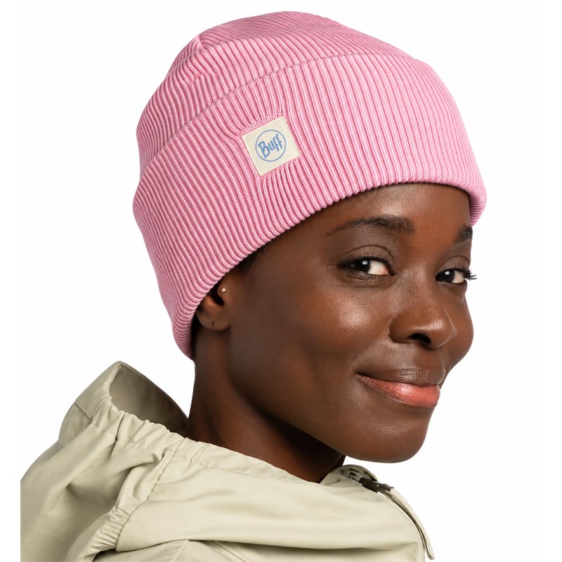 Originalna športna kapa BUFF® CrossKnit Beanie Solid Camelia v privlačnem rožnato-koralnem odtenku. Funkcionalna pletena kapa s hitro sušečo konstrukcijo in odsevnimi elementi, primerna za tek, pohodništvo, rekreacijo ter vsakodnevno uporabo v hladnejšem vremenu.