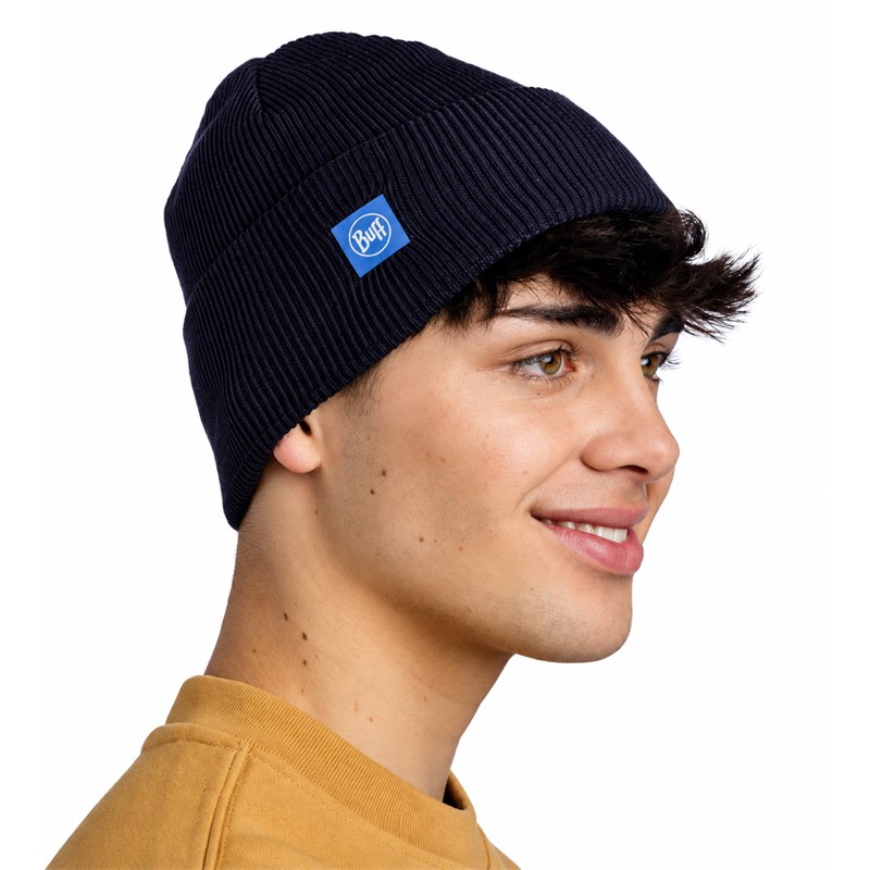 Originalna športna kapa BUFF® CrossKnit Beanie Solid Night Blue v elegantni temno modri barvi. Izdelana iz 100 % akrilne pletenine z notranjim funkcionalnim trakom iz 100 % polipropilena Polycolon®. Hitro sušeča kapa z odsevnimi elementi, primerna za tek, pohodništvo, rekreacijo in vsakodnevno uporabo v hladnejšem vremenu