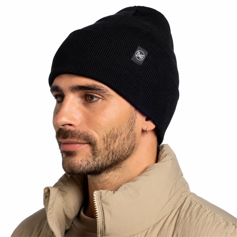 Originalna pletena kapa BUFF® Knitted Beanie Lilon Black v klasični črni barvi. Izdelana iz recikliranih materialov, z dvoplastno brezšivno konstrukcijo in sproščenim krojem Slouchy Fit. Primerna za zimske sprehode, potovanja, prosti čas in vsakodnevno uporabo v hladnejšem vremenu.