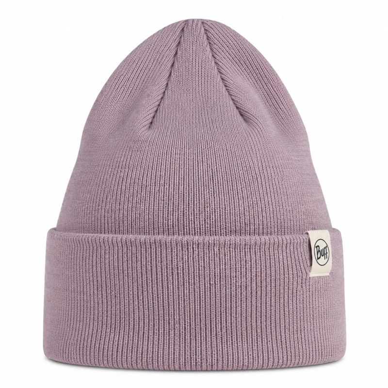 Originalna pletena kapa BUFF® Knitted Beanie Lilon Lilac Ice v nežni pastelno vijolični barvi. Mehka dvoplastna pletena kapa s sproščenim krojem, primerna za zimske sprehode, potovanja, prosti čas in vsakodnevno uporabo v hladnejšem vremenu.