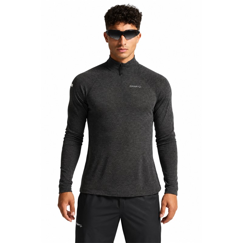 Originalna moška funkcionalna tekaška majica CRAFT ADV Wool LS Tee 3 M Black/Melange v črni melanž barvi. Izdelana iz 80 % recikliranega poliestra in 20 % merino volne. Mehka funkcionalna jersey tkanina zagotavlja prijetno toplotno udobje in učinkovito odvajanje vlage. Visok ovratnik z zadrgo omogoča prilagajanje prezračevanja, mrežasti panel na hrbtu izboljšuje pretok zraka, odsevni detajli na rokavih in oprijemala za palec pa zagotavljajo dodatno praktičnost pri teku v hladnejšem vremenu.