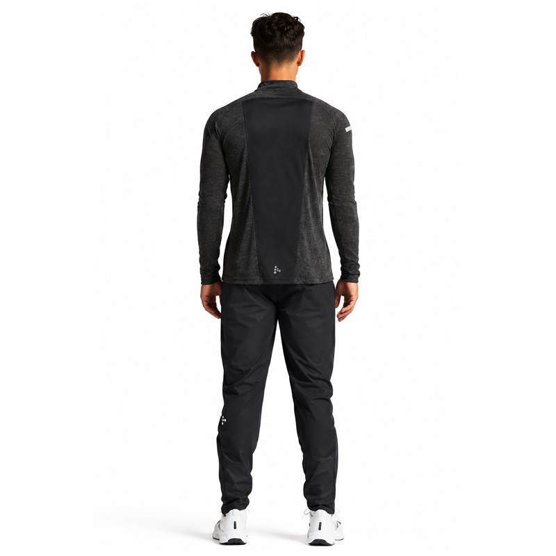 Originalna moška funkcionalna tekaška majica CRAFT ADV Wool LS Tee 3 M Black/Melange v črni melanž barvi. Izdelana iz 80 % recikliranega poliestra in 20 % merino volne. Mehka funkcionalna jersey tkanina zagotavlja prijetno toplotno udobje in učinkovito odvajanje vlage. Visok ovratnik z zadrgo omogoča prilagajanje prezračevanja, mrežasti panel na hrbtu izboljšuje pretok zraka, odsevni detajli na rokavih in oprijemala za palec pa zagotavljajo dodatno praktičnost pri teku v hladnejšem vremenu.