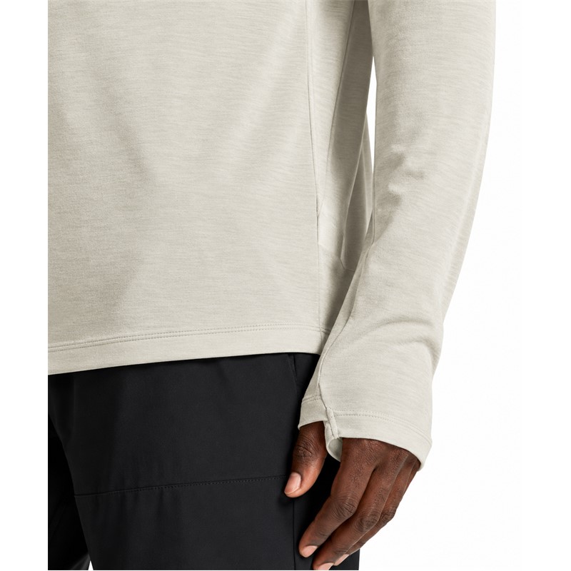 Originalna moška funkcionalna tekaška majica CRAFT ADV Wool LS Tee 3 M Cloud/Melange v svetlo sivi melanž barvi. Izdelana iz 80 % recikliranega poliestra in 20 % merino volne. Mehka funkcionalna jersey tkanina zagotavlja prijetno toplotno udobje in učinkovito odvajanje vlage. Visok ovratnik z zadrgo omogoča prilagajanje prezračevanja, mrežasti panel na hrbtu izboljšuje pretok zraka, odsevni detajli na rokavih in oprijemala za palec pa zagotavljajo dodatno praktičnost pri teku v hladnejšem vremenu.