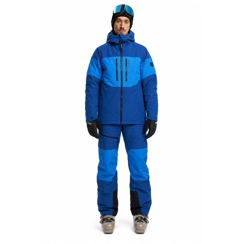 Moška smučarska jakna TENSON KIRORO v modri barvi. Membrana MPC Extreme™ zagotavlja vodni stolpec 10.000 mm in zračnost 10.000 g/m²/24 h. Jakna ima izolacijo Air-Push 100 g/m², lepljene šive, vodoodbojne zadrge, fiksno nastavljivo kapuco, prezračevanje pod pazduhami, snežno manšeto in notranje Lycra manšete z odprtinami za palce. Izdelana je iz recikliranega poliestra in je odlična izbira za aktivno smučanje.