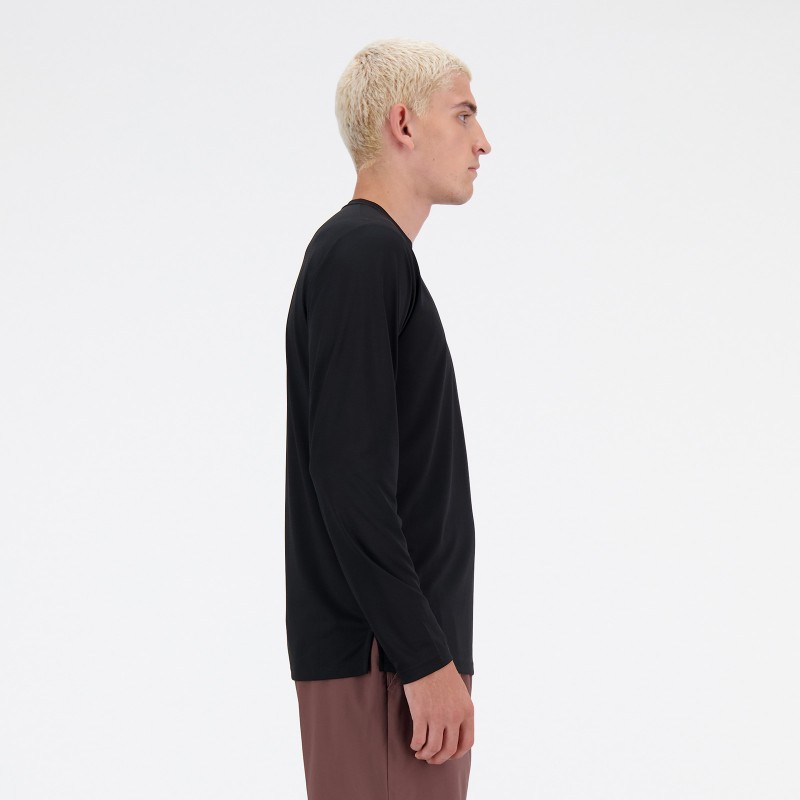 Moška športna majica New Balance Sport Essentials Long Sleeve z dolgimi rokavi, lahka in zračna majica za trening in vsakodnevno udobje.