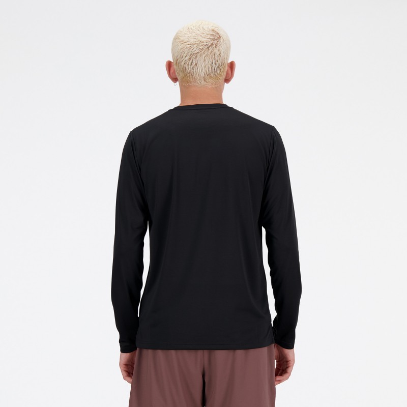 Moška športna majica New Balance Sport Essentials Long Sleeve z dolgimi rokavi, lahka in zračna majica za trening in vsakodnevno udobje.