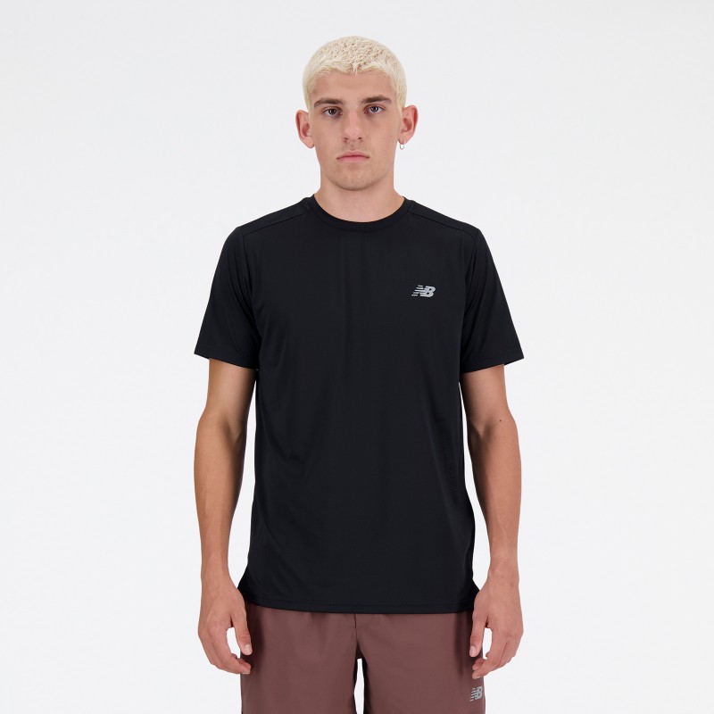 Moška športna majica New Balance Sport Essentials T-Shirt v črni barvi, lahka in zračna majica s kratkimi rokavi za trening in prosti čas.