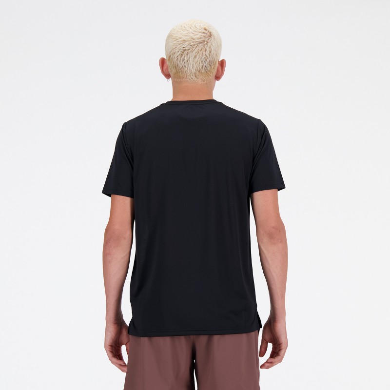 Moška športna majica New Balance Sport Essentials T-Shirt v črni barvi, lahka in zračna majica s kratkimi rokavi za trening in prosti čas.