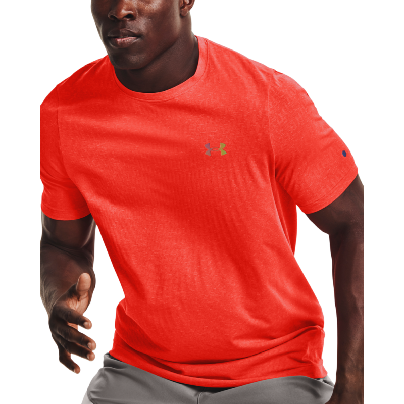 Moška športna majica UA RUSH SEAMLESS ILLUSION SS, ki jo ponuja znamka Under Armour, predstavlja vrhunsko oblačilo za športne aktivnosti. Izdelana je iz inovativnega materiala, imenovanega RUSH, ki je zasnovan za izboljšanje vaše uspešnosti med vadbo.