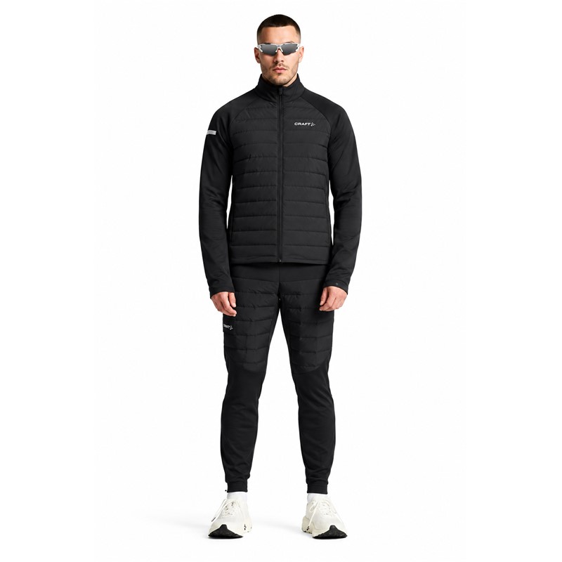 Originalna moška tekaška jakna CRAFT SubZ Jacket 4 M Black v črni barvi. Funkcionalna zimska jakna s trisl ojno protivetrno zaščito in lahko izolacijo spredaj, dvoslojno konstrukcijo z mrežasto podlogo na rokavih in hrbtu, perforiranimi prezračevalnimi območji, dvema žepoma s skritima zadrgama ter odsevnimi elementi. Primerna za zimski tek, intenzivne treninge in rekreacijo v hladnejšem vremenu.