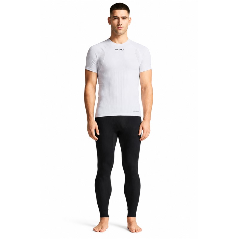 Originalne moške funkcionalne dolge pajkice CRAFT Active Extreme X Pants M Black v črni barvi. Visoko funkcionalen prvi sloj s tehnologijo Coolmax® Air, recikliranim poliestrom SEAQUAL™, posebno kanalsko pleteno strukturo, mrežastimi vložki v predelu mednožja in ravnimi šivi Flatlock. Gramatura 120 g/m². Primerne za tek, tek na smučeh, smučanje, kolesarjenje in intenzivne športne aktivnosti v hladnejšem vremenu.