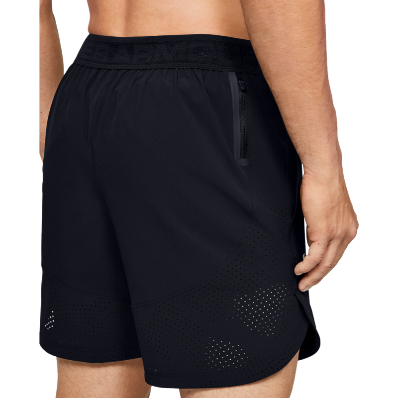 Moške kratke hlače Under Armour Stretch-Woven Shorts so zasnovane za optimalno udobje in svobodo gibanja. Izdelane iz elastičnega materiala, nudijo odlične lastnosti zračenja, kar je idealno za športne aktivnosti in prosti čas.