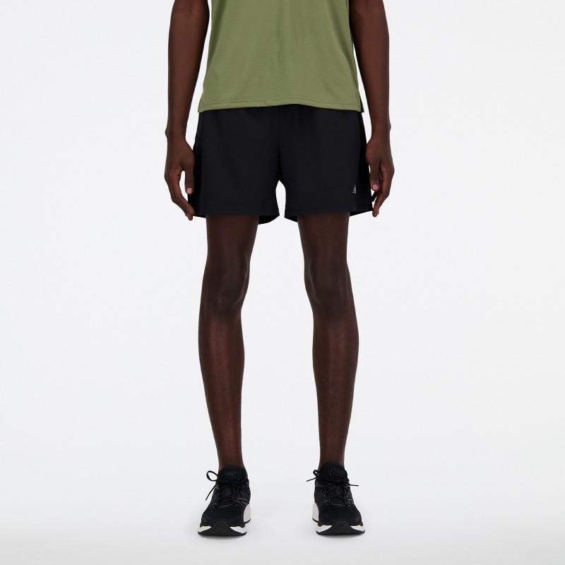 Moške športne hlače New Balance Sport Essentials Short 5 Lined, lahke in zračne kratke hlače z notranjo podlogo za tek in trening.